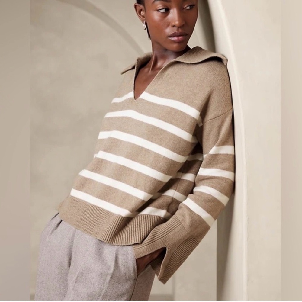 Banana Republic V-Neck Sweater in Tan and White